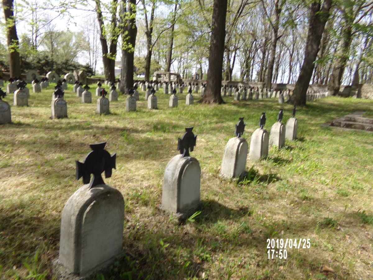 Prace konserwacyjne na cmentarzu wojennym