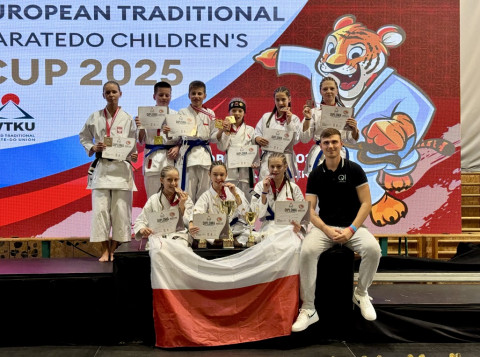 Brzescy karatecy z workiem medali