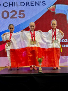 Brzescy karatecy z workiem medali