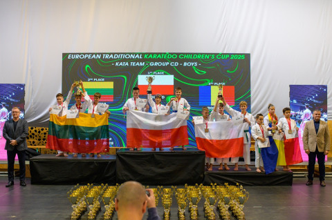 Brzescy karatecy z workiem medali