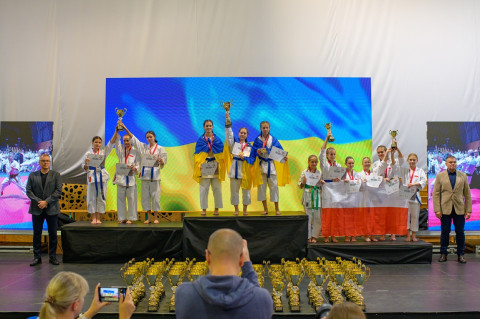 Brzescy karatecy z workiem medali