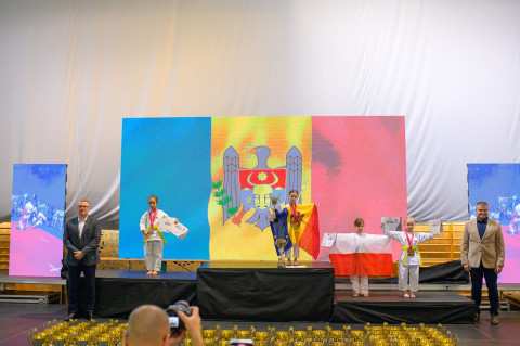 Brzescy karatecy z workiem medali