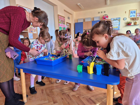 Przedszkolak mały i duży przyrodzie służy