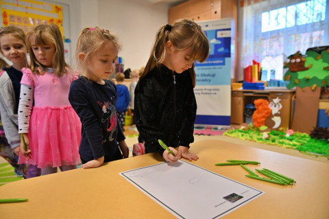 Przedszkolak mały i duży przyrodzie służy