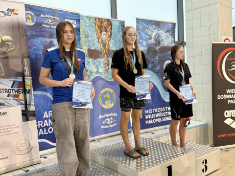 Młodzi pływacy z medalami