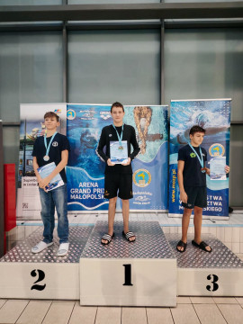 Młodzi pływacy z medalami