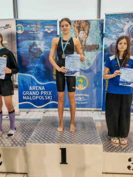 Młodzi pływacy z medalami