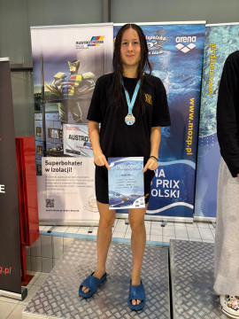 Młodzi pływacy z medalami