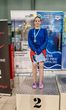 Młodzi pływacy z medalami