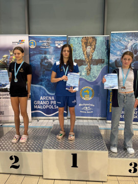 Młodzi pływacy z medalami