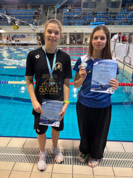 Młodzi pływacy z medalami