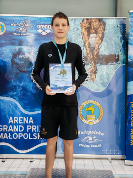 Młodzi pływacy z medalami