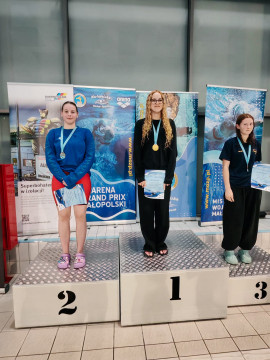 Młodzi pływacy z medalami