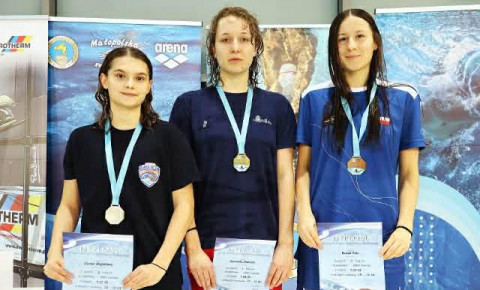 Młodzi pływacy z medalami