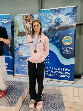 Młodzi pływacy z medalami