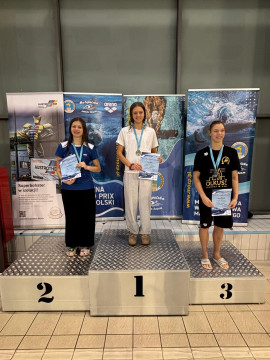 Młodzi pływacy z medalami