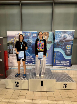 Młodzi pływacy z medalami