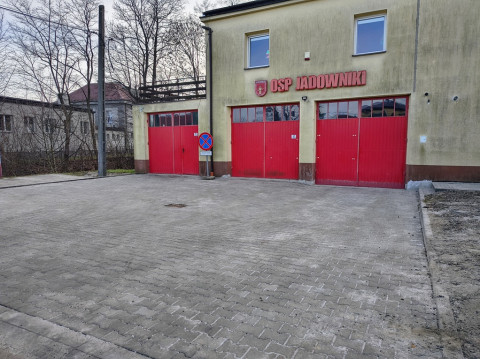 Nowa nawierzchnia przed remizą