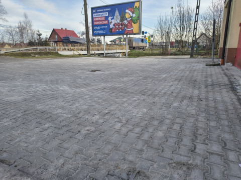 Nowa nawierzchnia przed remizą