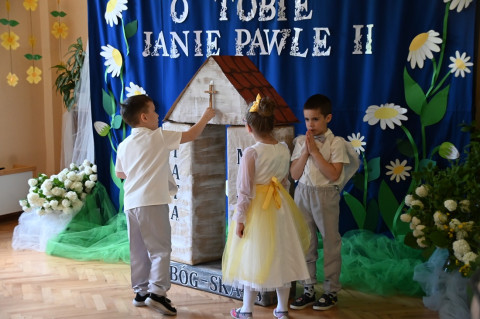 Wierszem i piosenką o papieżu