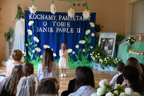 Wierszem i piosenką o papieżu