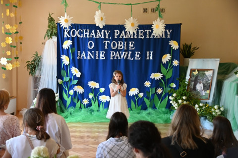 Wierszem i piosenką o papieżu