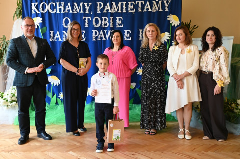 Wierszem i piosenką o papieżu