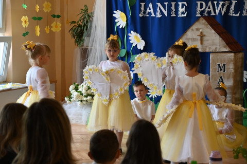 Wierszem i piosenką o papieżu