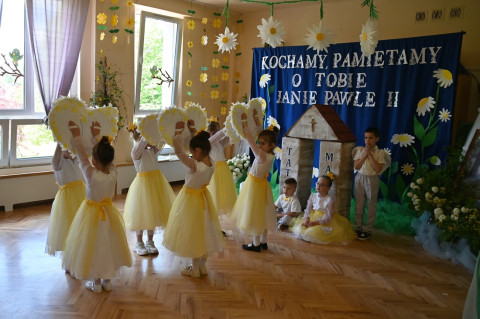 Wierszem i piosenką o papieżu
