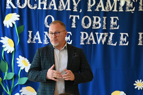 Wierszem i piosenką o papieżu