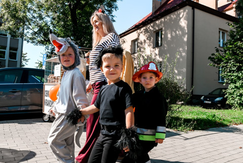 Bajkowy korowód na jubileusz biblioteki