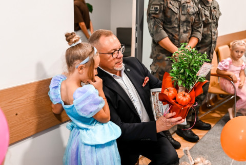 Bajkowy korowód na jubileusz biblioteki