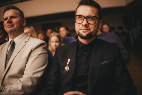 Wiesław Ochwat z prezydenckim medalem i odznaką ministra
