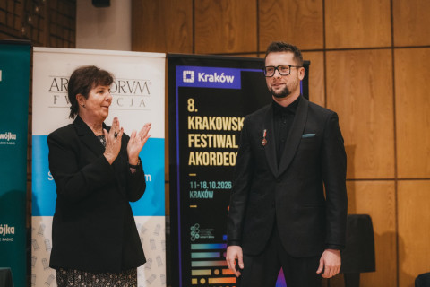 Wiesław Ochwat z prezydenckim medalem i odznaką ministra