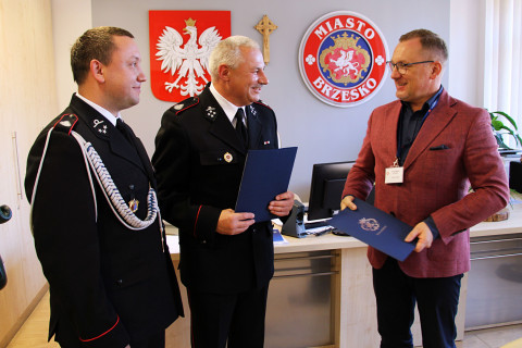 Umowa podpisana, OSP Szczepanów z nowym samochodem