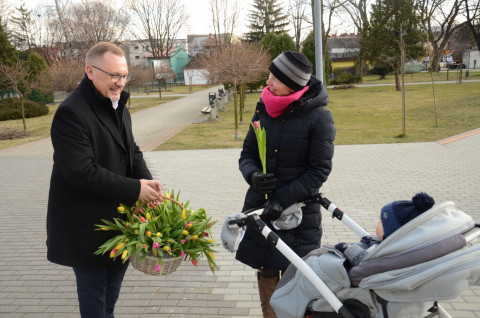 Kwiaty od burmistrza dla pań
