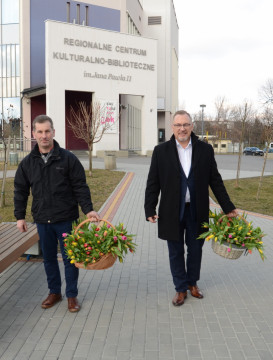 Kwiaty od burmistrza dla pań