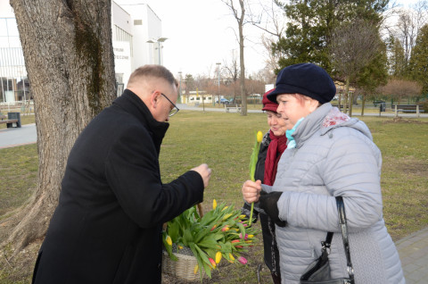 Kwiaty od burmistrza dla pań