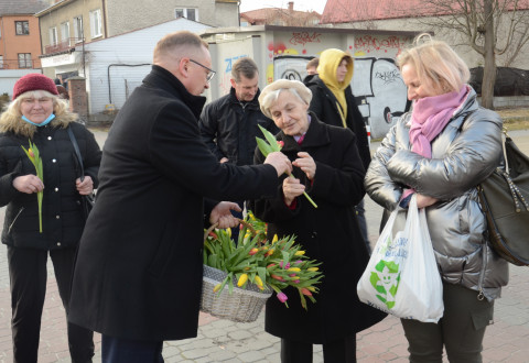 Kwiaty od burmistrza dla pań