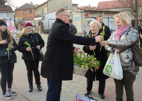 Kwiaty od burmistrza dla pań