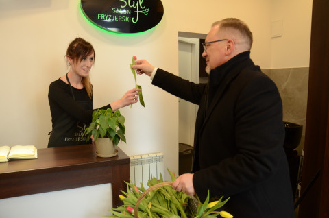 Kwiaty od burmistrza dla pań