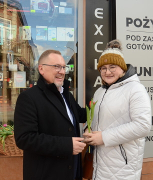 Kwiaty od burmistrza dla pań