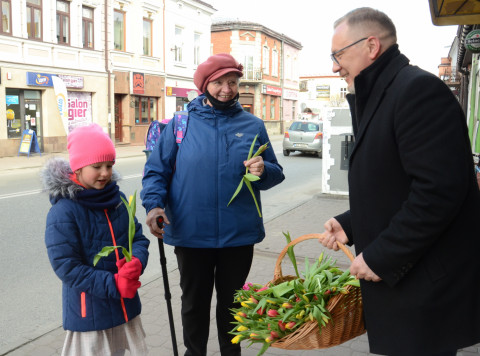 Kwiaty od burmistrza dla pań