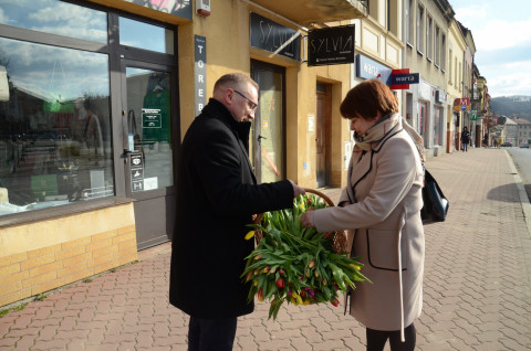 Kwiaty od burmistrza dla pań