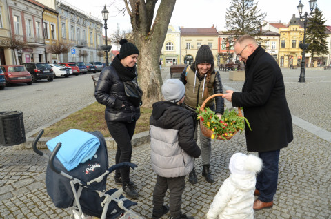 Kwiaty od burmistrza dla pań