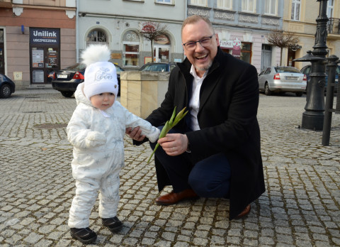 Kwiaty od burmistrza dla pań