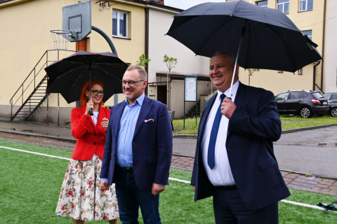 Uroczyste otwarcie boiska przy PSP 1 Brzesko