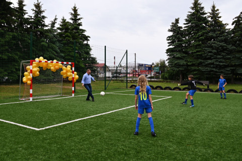 Uroczyste otwarcie boiska przy PSP 1 Brzesko