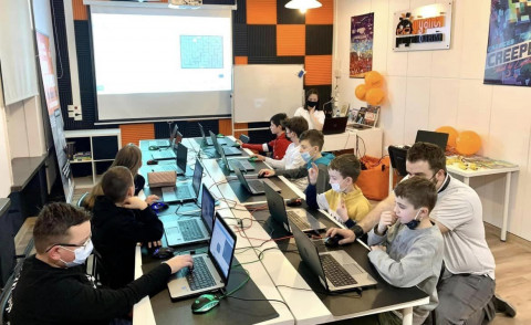 Programowanie w świecie retro gier dla dzieci i młodzieży! Startują bezpłatne warsztaty “Koduj z Gigantami - Retroprogramowanie”.