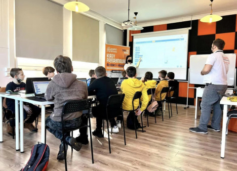 Programowanie w świecie retro gier dla dzieci i młodzieży! Startują bezpłatne warsztaty “Koduj z Gigantami - Retroprogramowanie”.